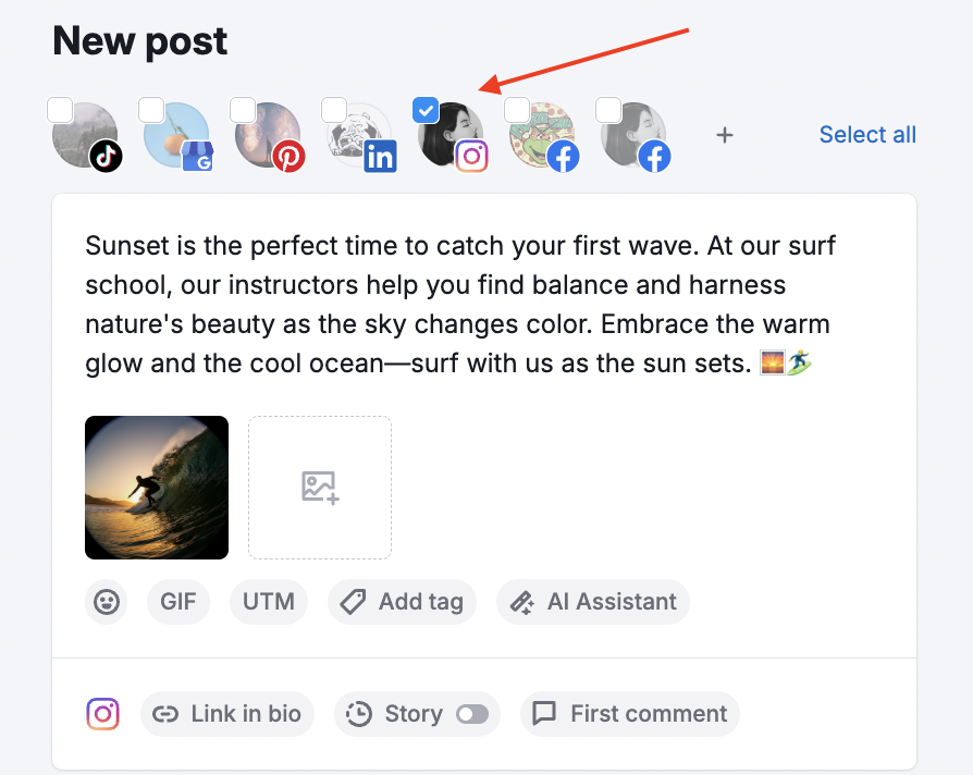 Post editor in Social Poster with the red arrow pointing to the selected account.